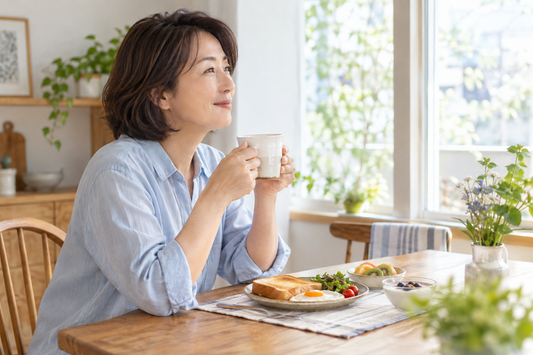 自宅でゆったりと飲み物を楽しむ女性のイメージ（AI生成）